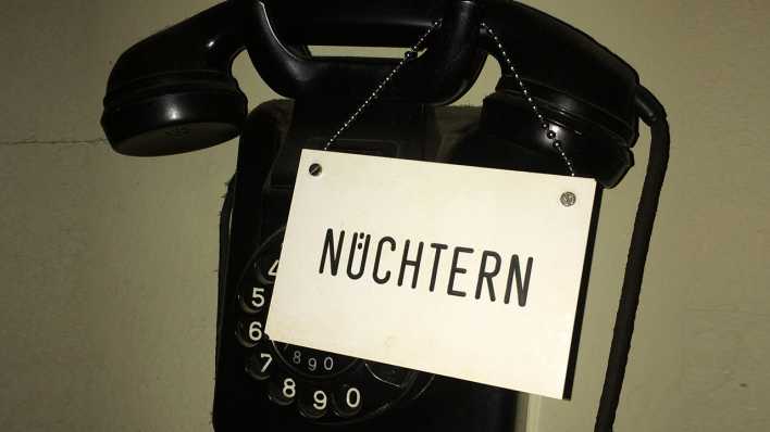 Telefon mit "Nüchtern"-Schild in der Kaiserdiele in Friedenau; Foto: Jaele Vanuls