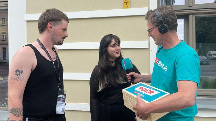 Zeit für einen 90er-Hit. Welchen Song Maria und Finn vor dem Kulturhaus "Peter Edel" wohl ziehen werden?. Foto: rbb 88.8