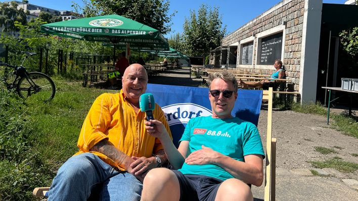 Andreas und Alex auf der Liege vom Biergarten "CapRivi" am Spreebord. Foto: rbb 88.8