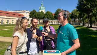 Alex trifft auf Comedian Max und die Eventmanagerinnen Julia und Christin. Sie planen hier in Charlottenburg für Oktober die nächste Comedy-Mixshow. Ihr Schenkelklopfer: Schloss mit lustig! Foto: rbb 88.8