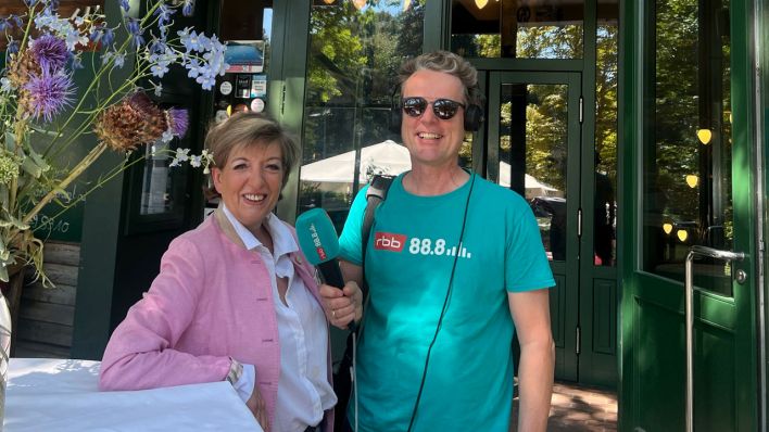 Alex mit Heike von der Fischerhütte am Schlachtensee. Foto: rbb 88.8