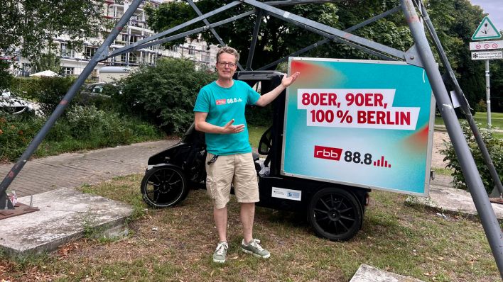 Alex vor dem Mini-Eiffelturm (15 Meter hoch) in der Müllerstraße. Foto: rbb 88.8