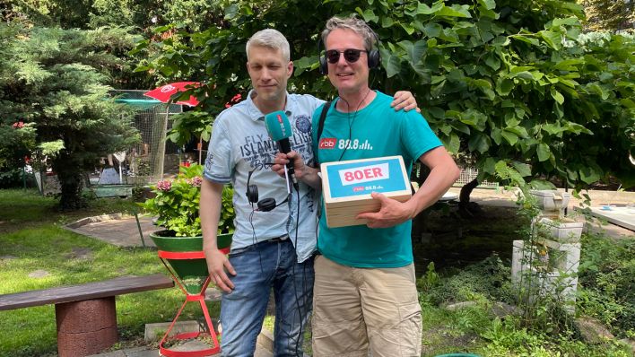 Timo und rbb 88.8-Reporter Alex Schurig beim Minigolf am Schäfersee. Foto: rbb 88.8