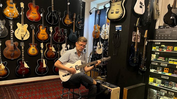 Eine kleine Einlage für uns von Torsten vom "American Guitar Shop" in der Goethestraße 32/49. (Foto: rbb 88.8)