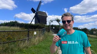 Alex in Alt-Marzahn vor der Blockwindmühle. Foto: rbb 88.8