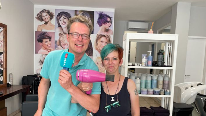 Alex zu Besuch im Friseursalon "Vandéll" am Hugenottenplatz 4. Dort traf er Andrea, die Chefin vor Ort. Foto: rbb 88.8