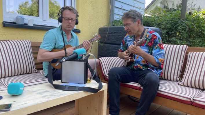 Zwei Ukulelenspieler unter sich: rbb 88.8-Moderator Alex Schurig und Daniel. Foto: rbb 88.8