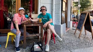 Alex mit rbb 88.8-Fan Hải Thanh Trần. Er ist Inhaber von "1990 Vegan Living", dem vietnamesischen Restaurant schlechthin am Boxhagener Platz im Friedrichshain. (Foto: rbb 88.8)