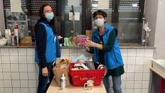 Zwei Frauen stehen vor einem Korb mit Essen (Foto: rbb 88.8)